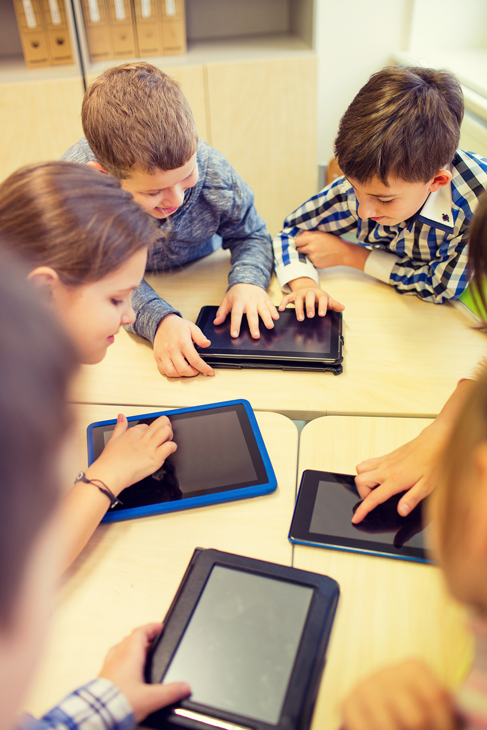 Enfants utilisant une tablette numérique